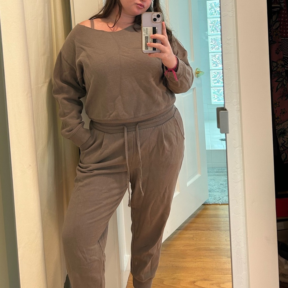 BROWN SWEATPANTS